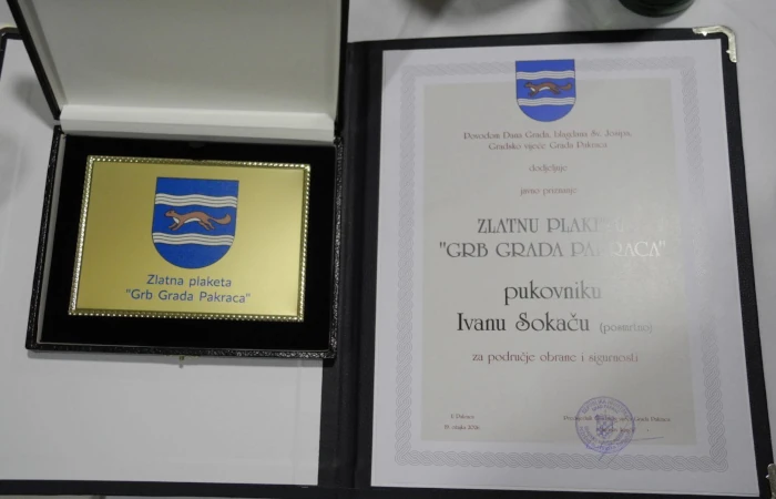 Pukovniku Sokaču Zlatna plaketa grada Pakraca.