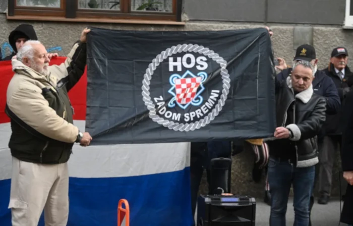 Ne smeta vam krvava petokraka?